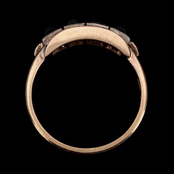 RING, 18K guld, syntetiska safirer. A. Koistinen Helsingfors 1945. Vikt 5.8 g.