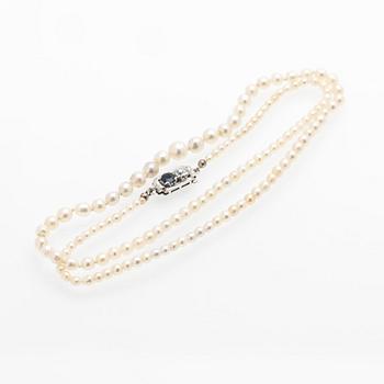 W.A. Bolin, Collier med odlade pärlor, diamant och safir, Stockholm 1947.