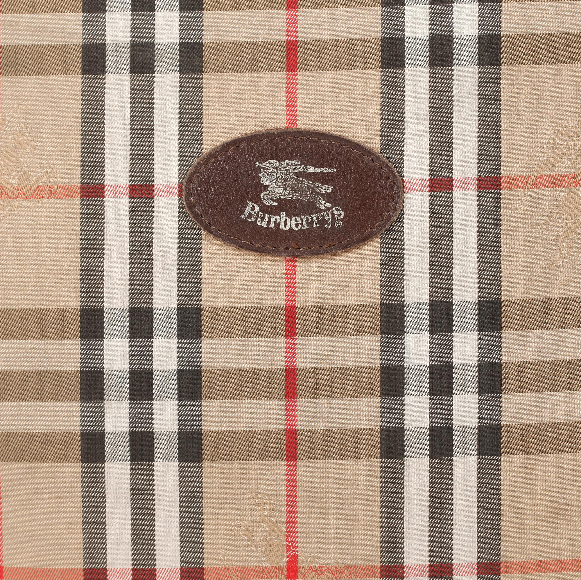 BURBERRY, a weekend bag.