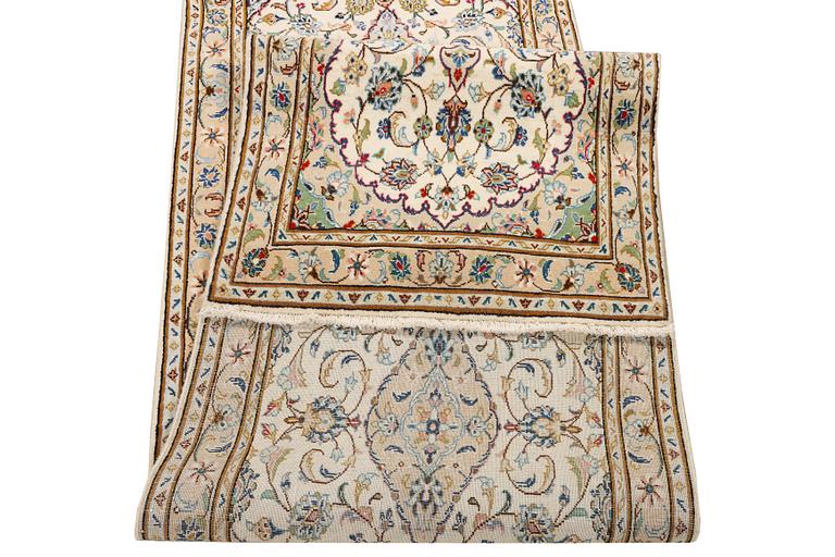 A Kashan runner carpet, c. 344 x 81 cm.