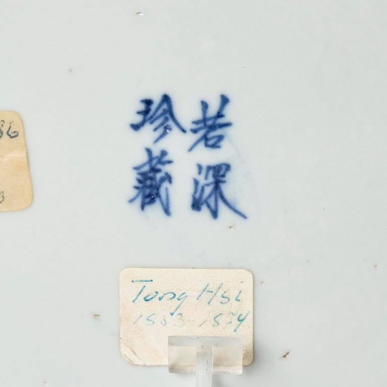 Fat, porslin. Qingdynastin, 1800-tal med märke.