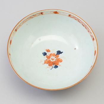 A famille rose and imari 'mandarin' figural export porcelain bowl, Qing dynasty, Qianlong (1736-95).