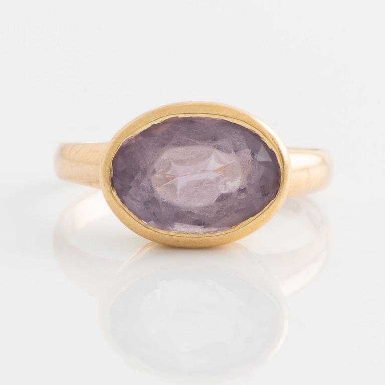 Ring in 18K gold with an oval amethyst.