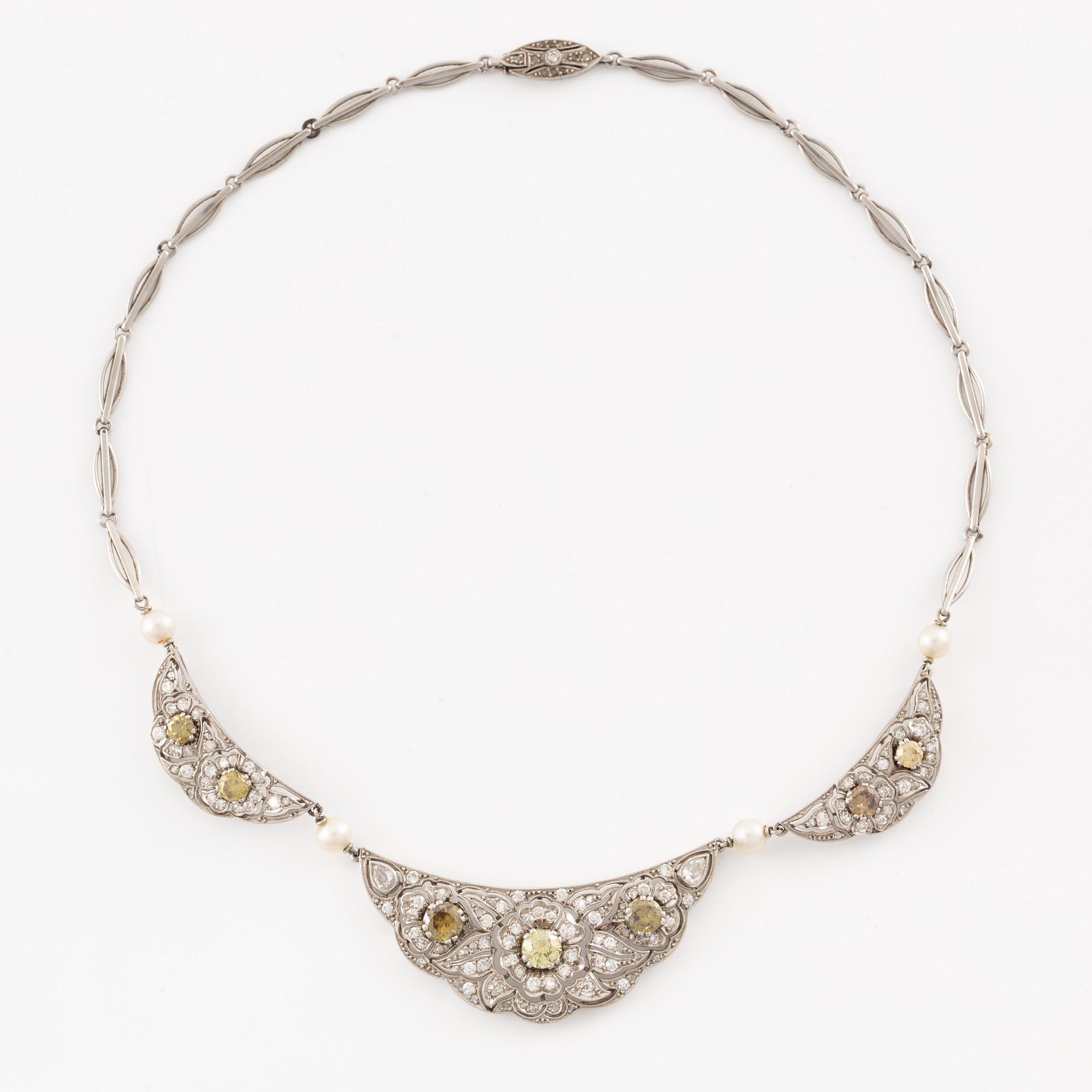 Necklace of platinum with diamonds and pearls.