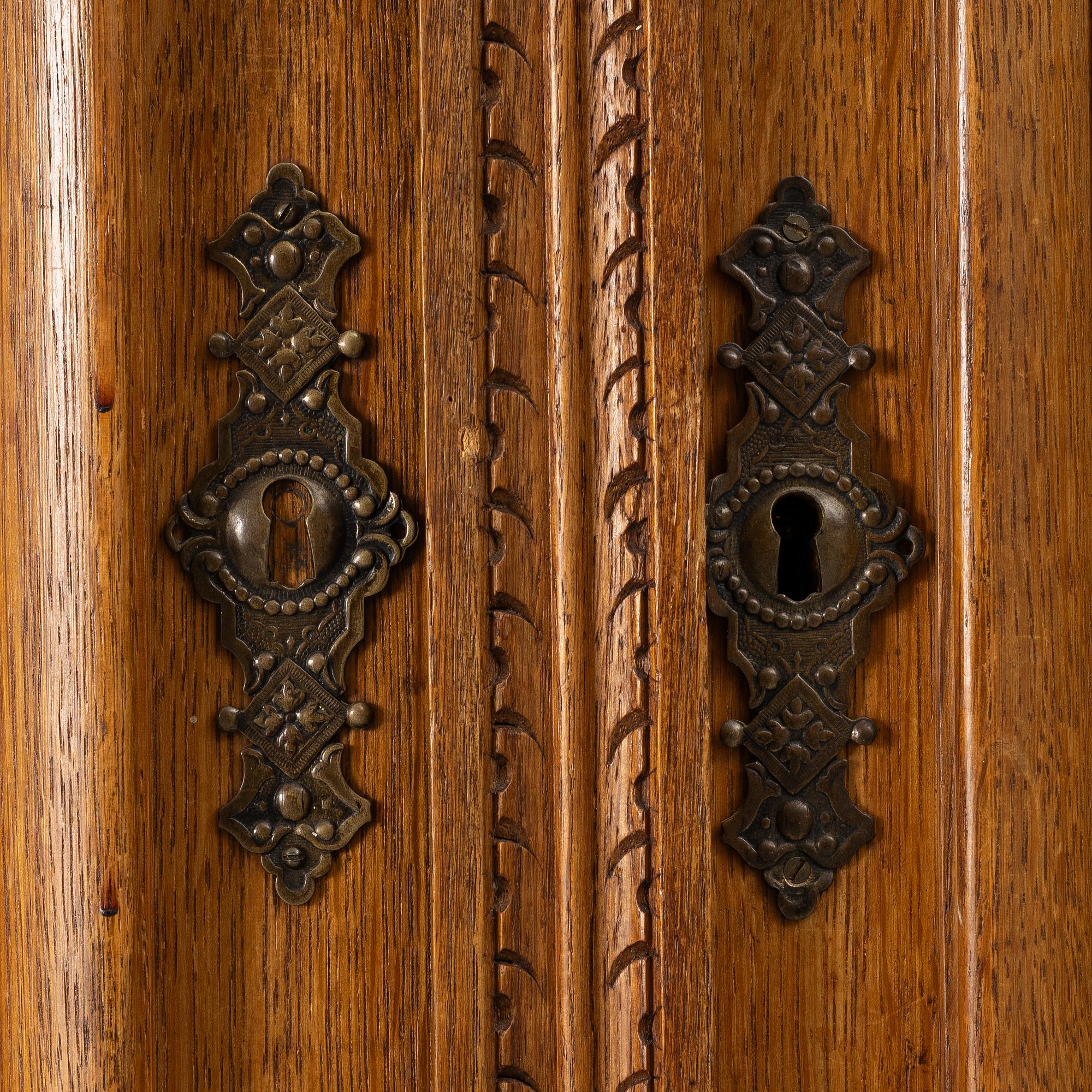 Display cabinet, late 19th century.