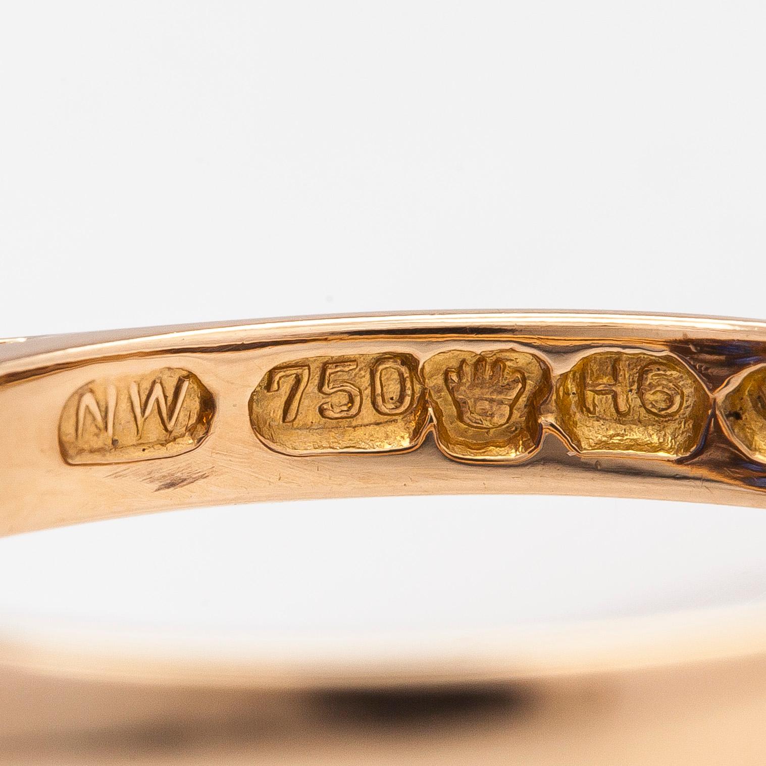 An 18K gold ring, sapphires and an oval synthetic sapphire. Westerback, Helsinki 1937.