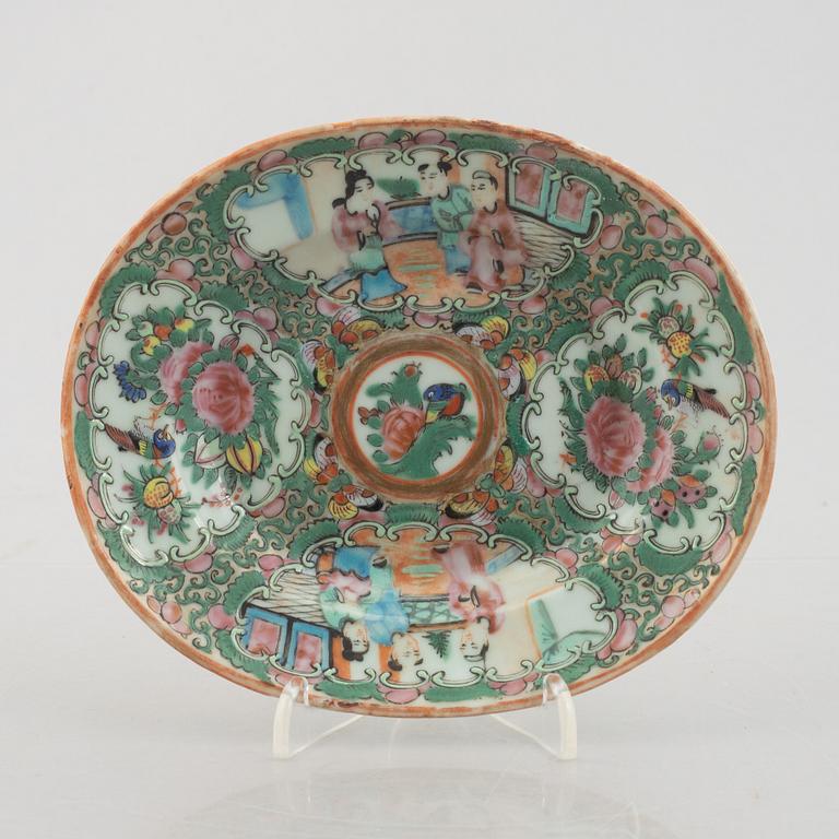 Five pieces of Canton Rose medallion porcelain, China, Qingdynasty, 18th century.