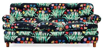 A Josef Frank sofa by Svenskt Tenn, model 568.