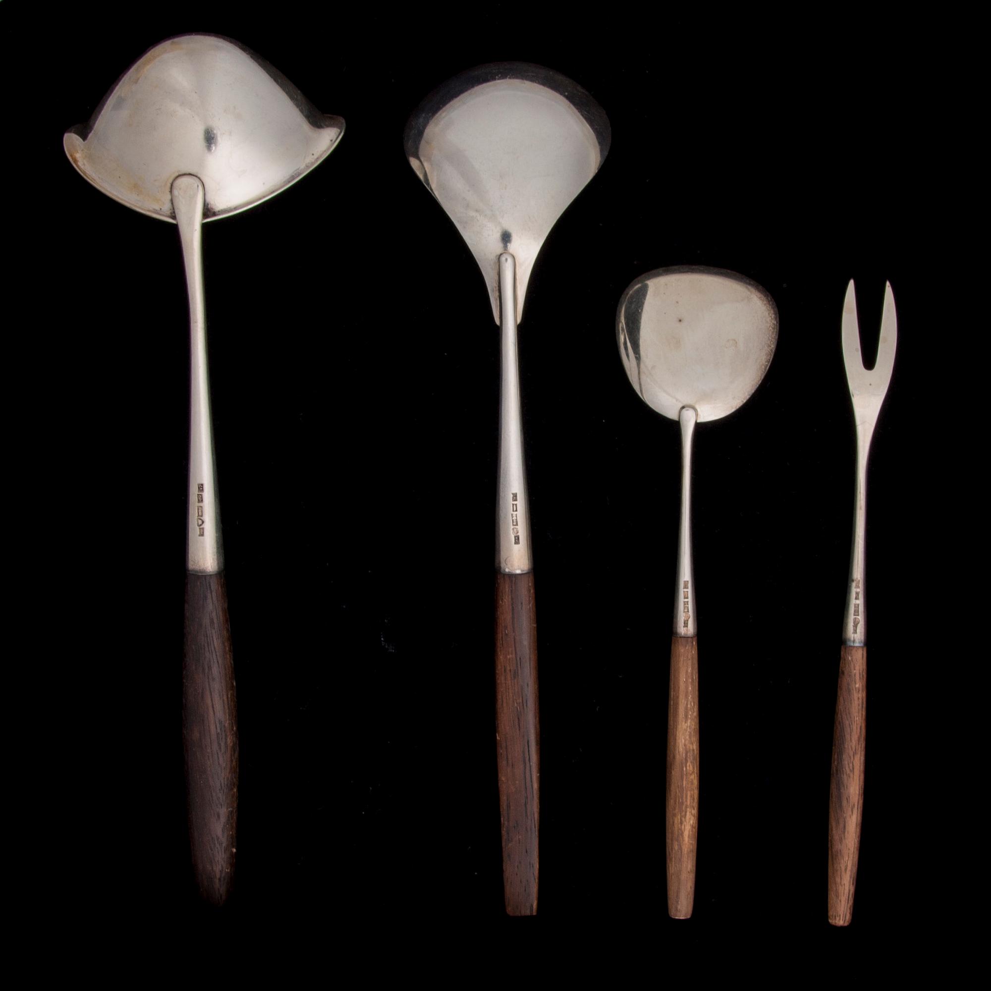 SERVERINGSBESTICK, 4 st, silver och träskaft, Väinö Hamara, Helsingfors 1960 och 1961.