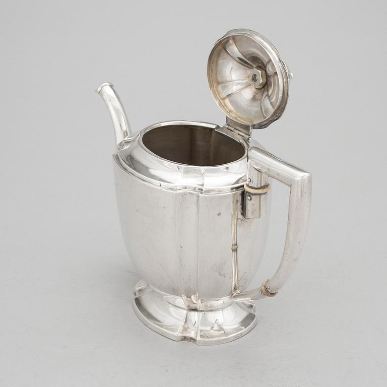 TEKANNA, silver. Karl Andersson, Stockholm, möjligen 1917. Vikt ca 549 gram.