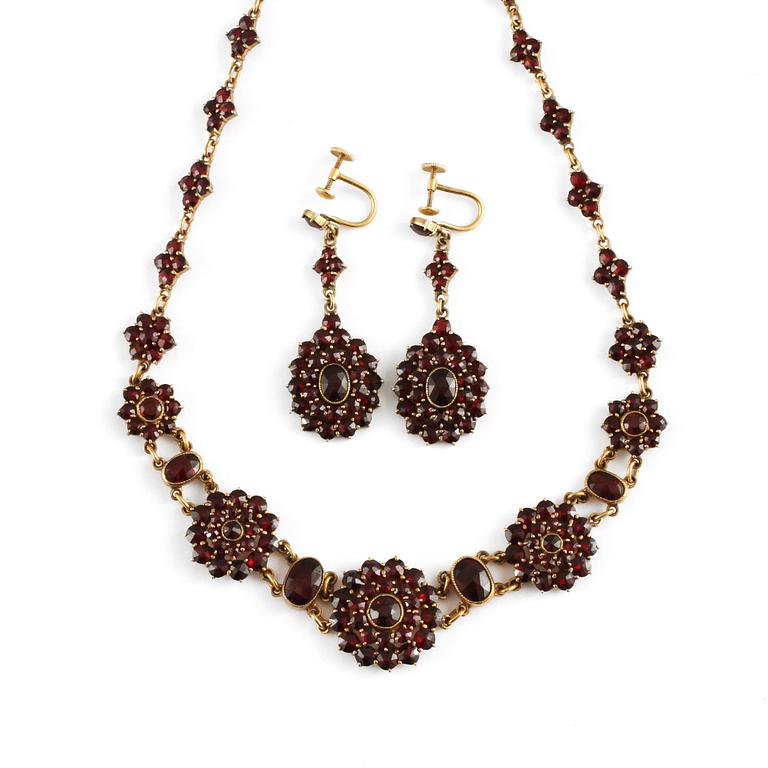 GARNITYR, 2 delar, granater, 1900-talets första hälft.