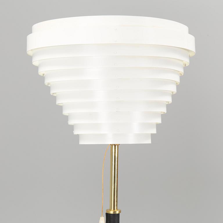 ALVAR AALTO, golvlampa, "Änglavinge", modell A 805, Artek, Finland.