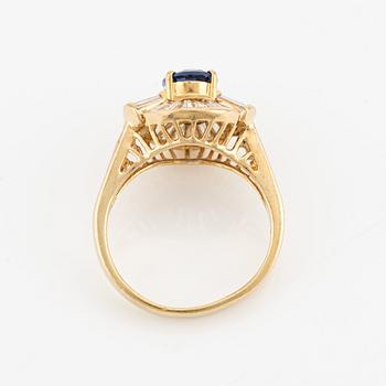 Ring, 18K guld med safir och baguetteslipade diamanter.