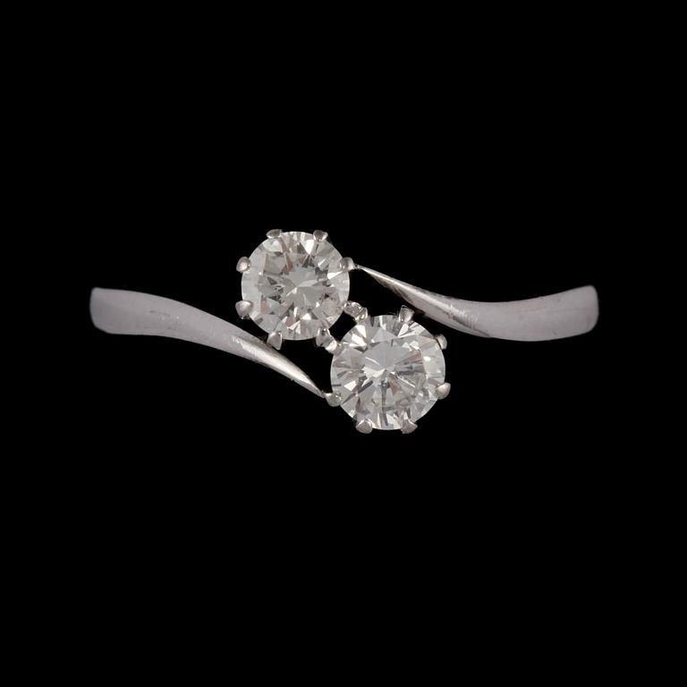 RING, 18k vitguld med två briljantslipade totalt 0,47 ct, Andersson & Magnusson,Göteborg, 1962. Vikt 3 g.
