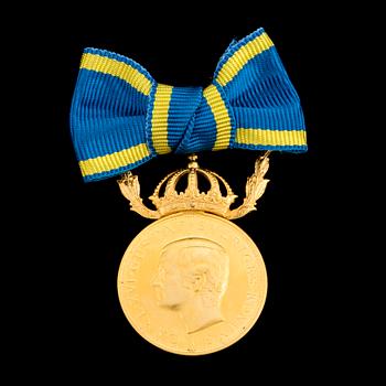 KUNGLIG MEDALJ, guld 23 k, "FÖR NIT OCH REDLIGHET I RIKETS TJÄNST", 1992. Vikt ca 13 gram.