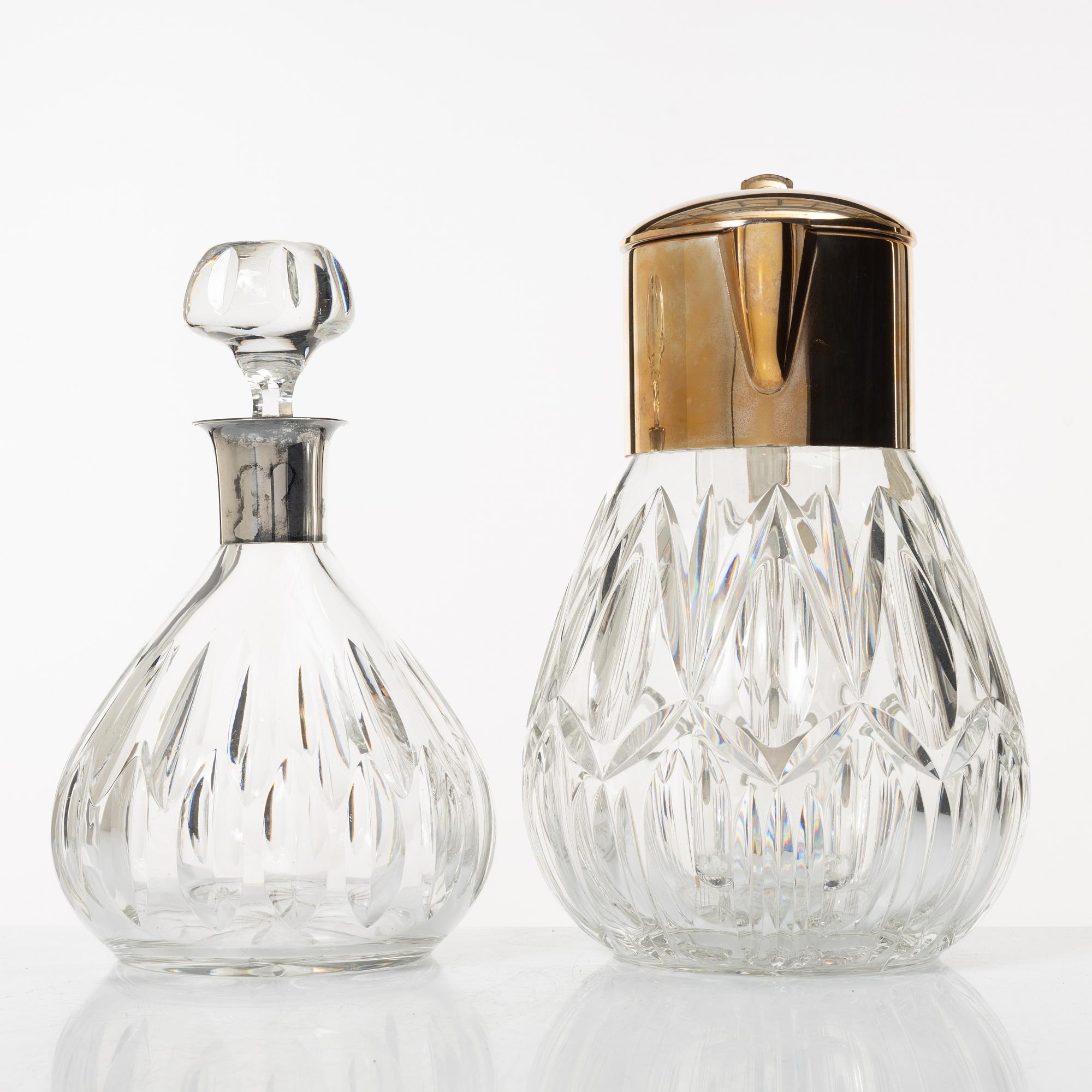 Karaffer, 2 st, Tyskland, varav en med montering i silver, 1900-tal.