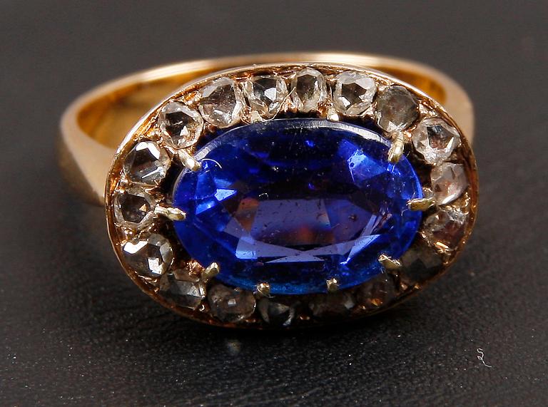 RING, syntetisk safir och diamanter, vermeil och 18 K guld.