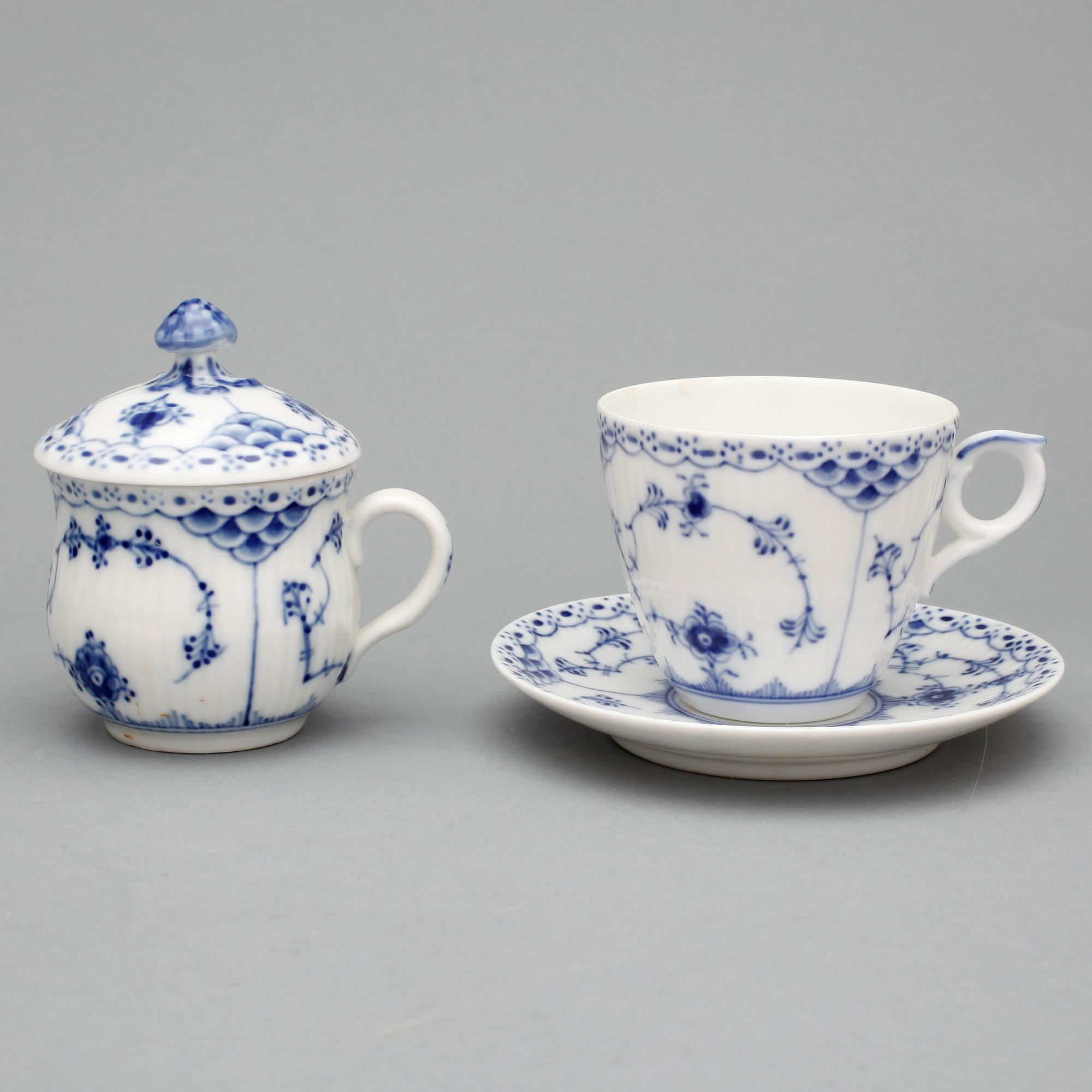 MATSERVIS, 74 delar. Porslin. Musselmalet. Royal Copenhagen.