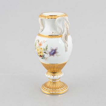 A porcelain urn, Meissen, mid 19th century.