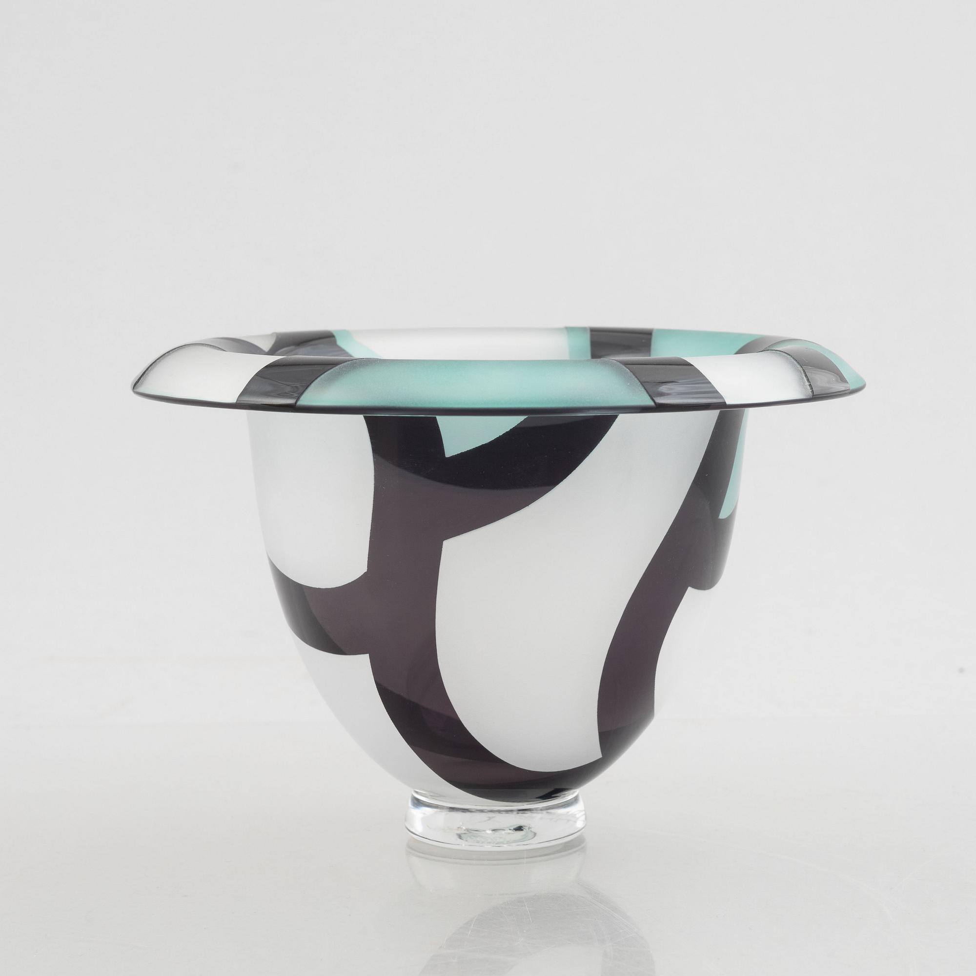 Klas-Göran Tinbäck, a glass bowl, made in his own studio in 1989.