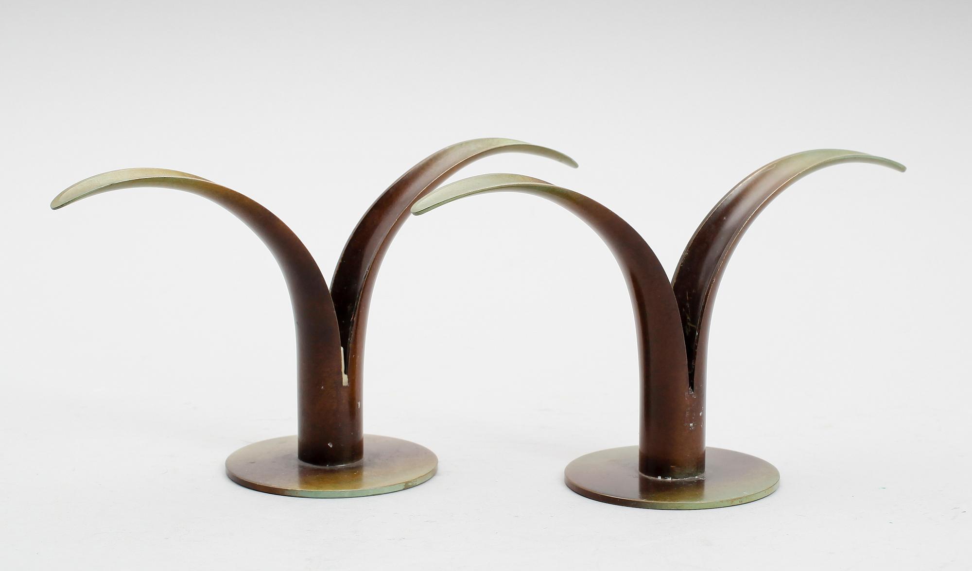 LJUSSTAKAR, 1 par, grönpatinerad brons, Ystad Brons.