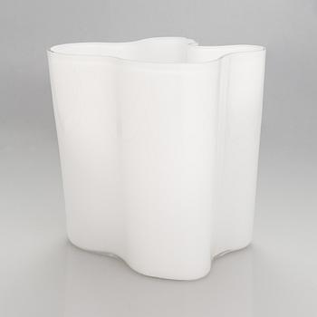 Alvar Aalto, Vase model 3031, signed Alvar Aalto.