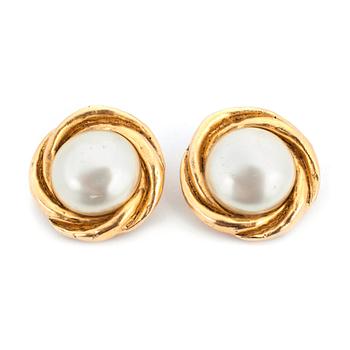 395. CHANEL, a pair of clip earings.
