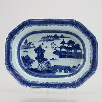 A Chinese blue and white tureen stand, Qing dynasty, 19th century.