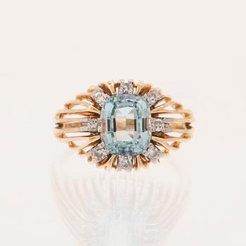 Ring 18K vitt och rött guld med ovalt fasetterad akvamarin samt runda enkelslipade diamanter.