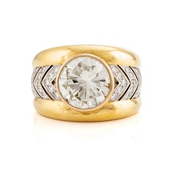 A ring in 18K gold set with a round brilliant-cut diamond.