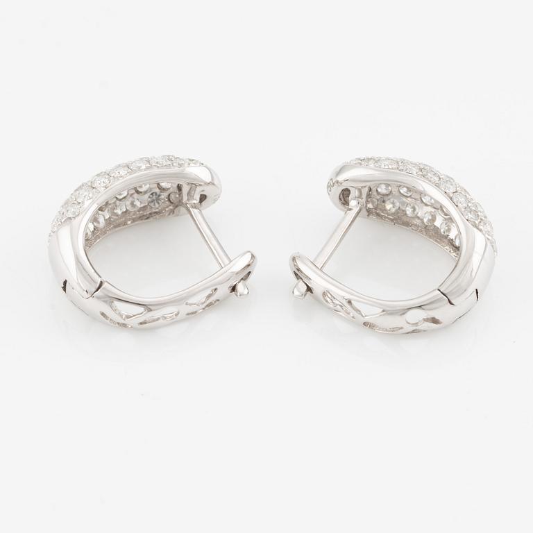 Hoop earrings with brilliant-cut diamonds.