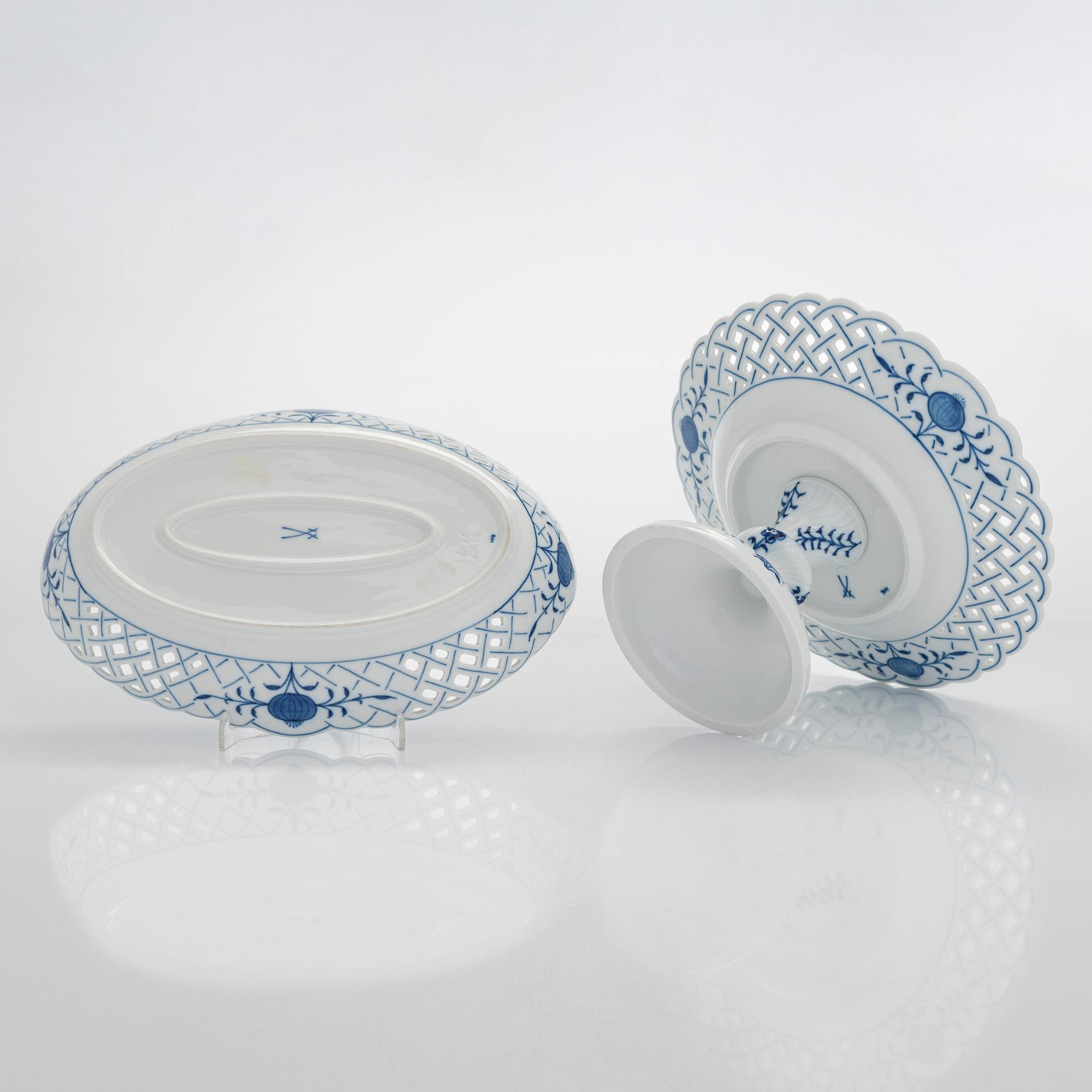 A set of 4 porcelain service pieces, "Onion pattern/Zwiebelmuster", Meissen and Teichert-Werke in Meissen, Germany.