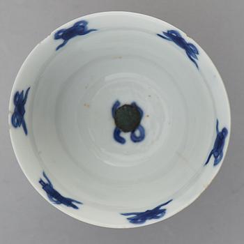 KOPP, porslin, med senare silversockel. Qingdynastin, Kangxi (1662-1722), samt Holland, 1844.