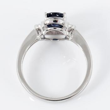 RING, 14K vitguld med ovalslipad safir tot ca 1,24 cts omgivs av 16 åttkantslipade diamanter. Vikt 3,47 g.