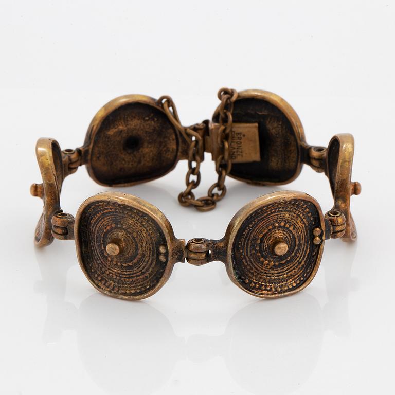 A Jorma Laine bracelet in bronze.