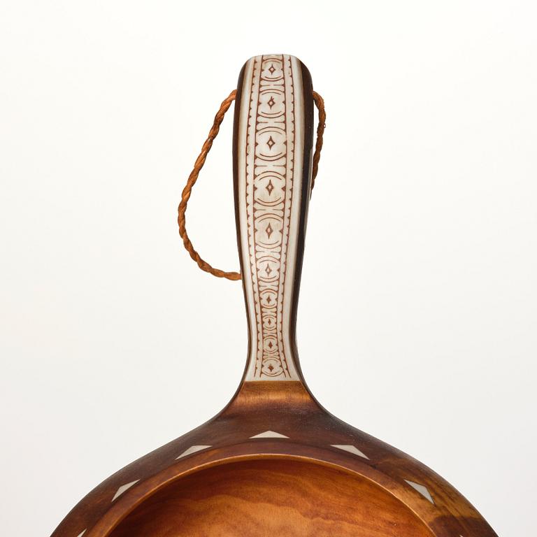 Mjölkstäva (Nápphi), signerad HEL.