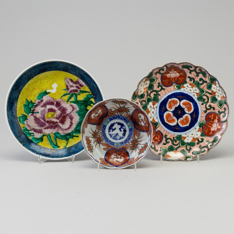 Six famille rose and imari dishes, Japan, late 19th/20th century.