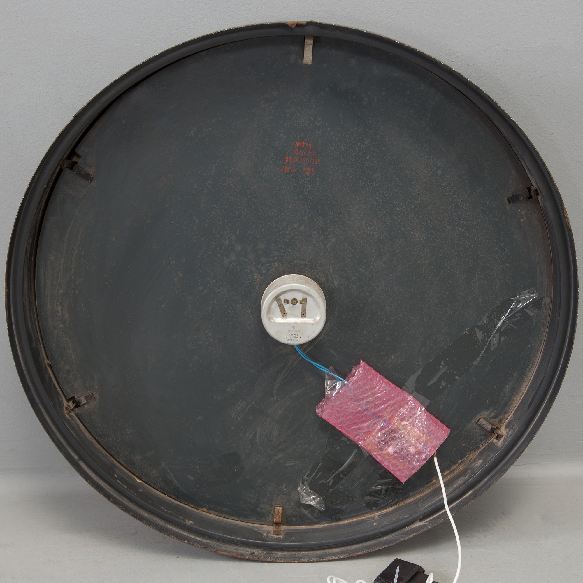 a Siemens "ANU 39" wall clock from the first half of the 20th century.