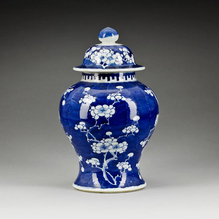 URNA med LOCK, porslin, sen Qingdynasti 1800-tal.