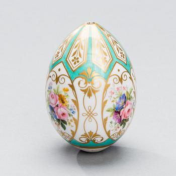 AN EASTER EGG, porcelain, Russia, late 19th century.
