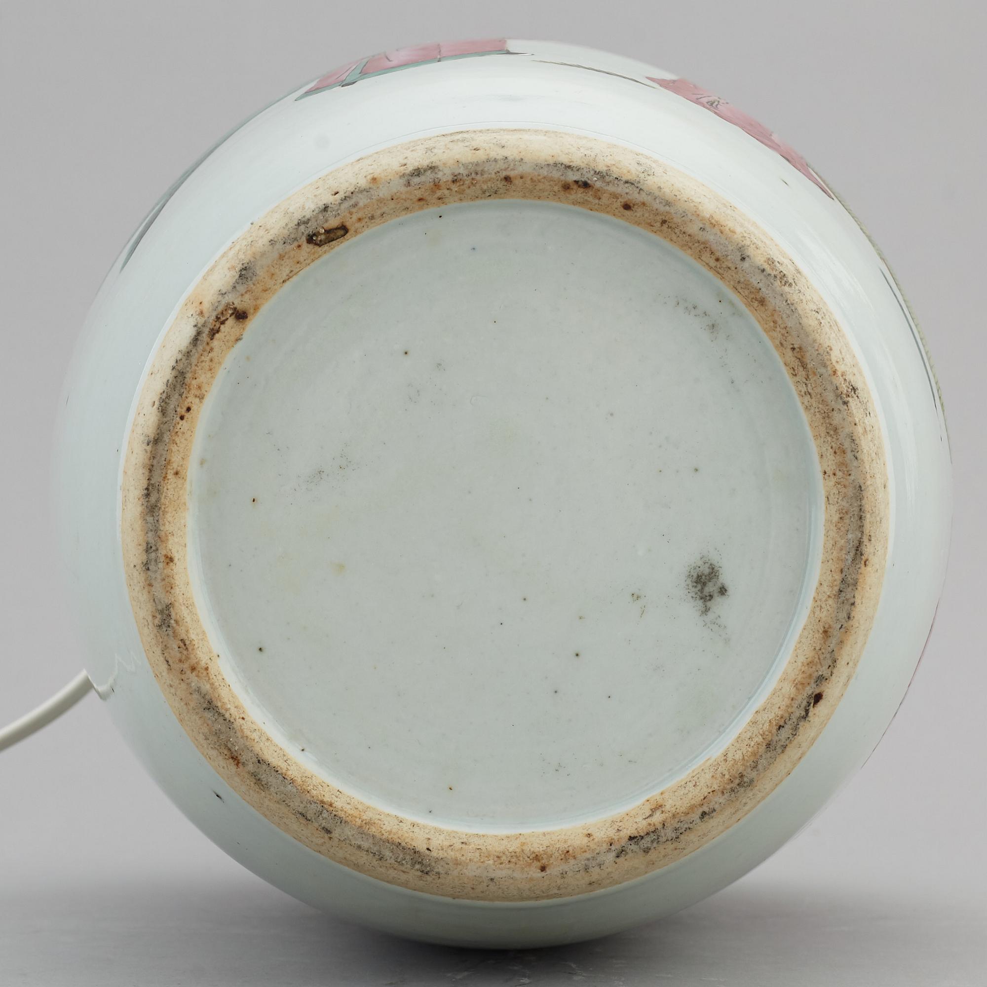 BOJAN, omgjord till BORDSLAMPA, porslin. Qingdynastin, omkring 1900.