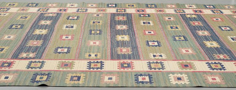 Märta Måås-Fjetterström, A carpet, "Grön äng", flat weave, ca 482,5 x 290,5-292 cm, signed AB MMF.