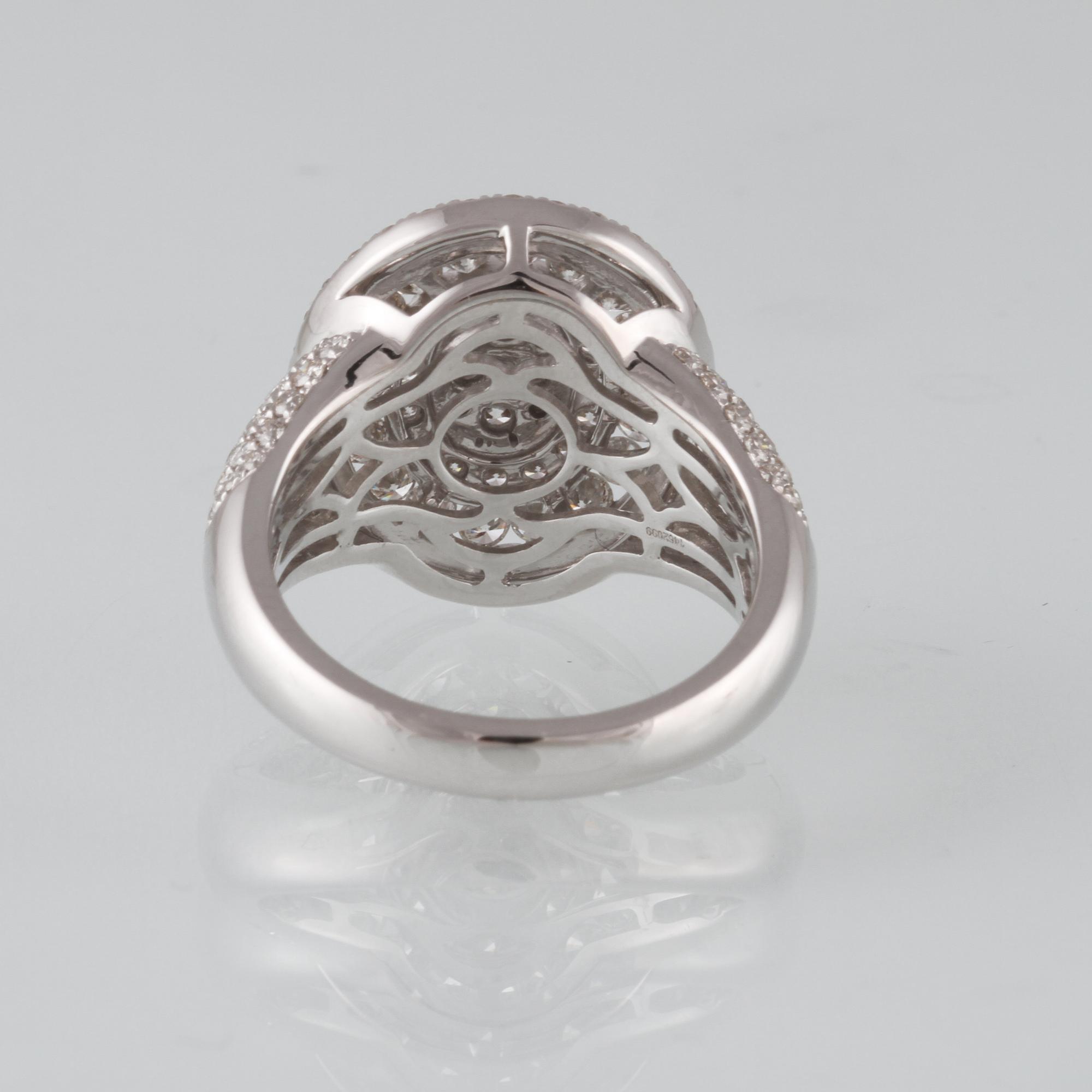 RING, 18K vitguld med 150 briljantslipade diamanter 2.32 ct. Vikt 9,1 gram.