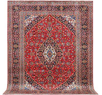 A carpet, Kashan, ca 373 x 282 cm.