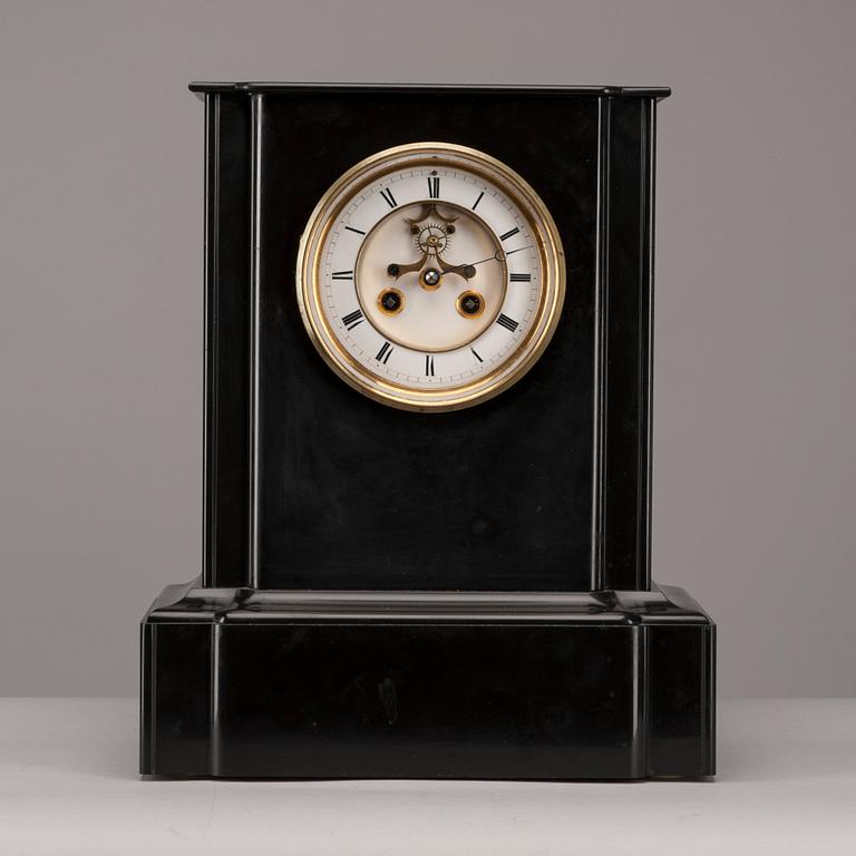 BORDSPENDYL, svart marmor, mässing, Mellaneuropa, sekelskiftet 1800/1900.