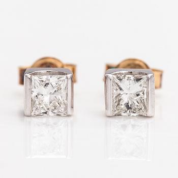 Apair of 14K gold earrings with princess-cut diamonds ca. 0.70 ct in total.