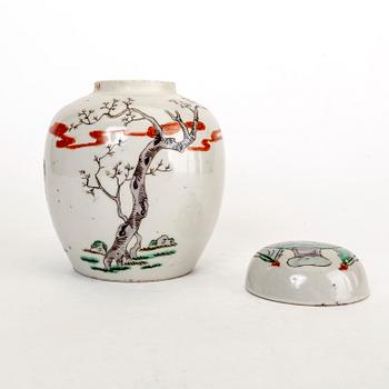 An 19th century chinese porcelain jar with lid.