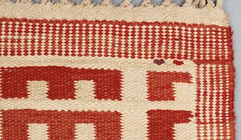 CARPET. "Rödbroka". Flat weave (Rölakan). 315,5 x 231,5 cm. Signed AB MMF AML.