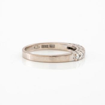 Ring halvallians 18K vitguld med runda briljantslipade diamanter.