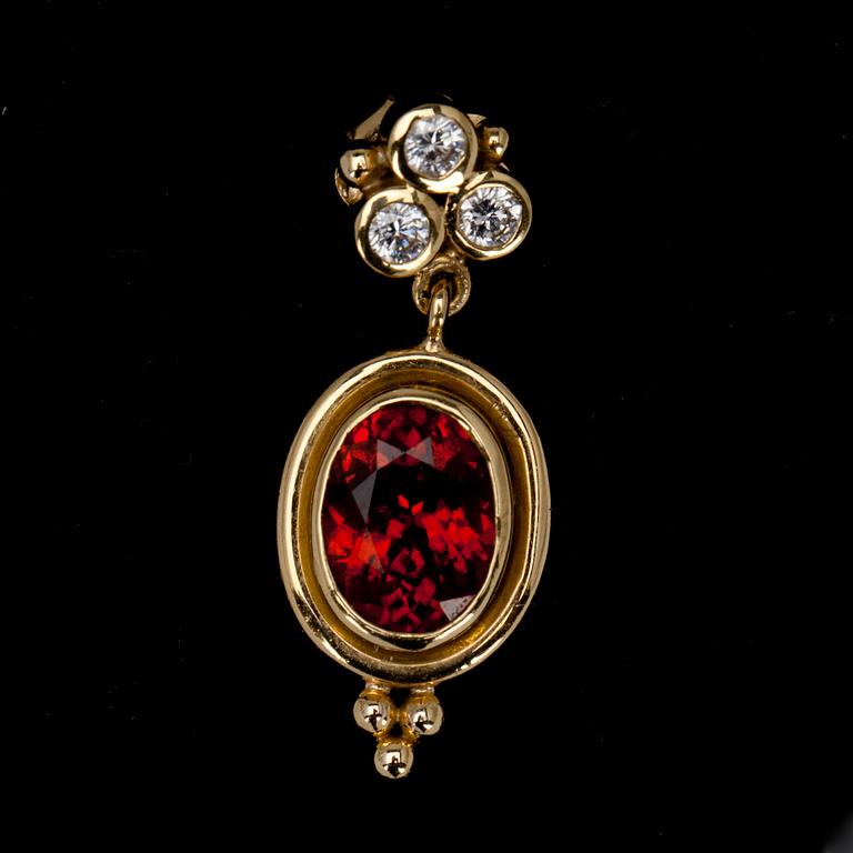 ÖRHÄNGEN, guld 18K, granater 4,4 ct, diamanter ca 0,30 ct, TEMPLE ST. CLAIRE. Vikt 8,0 g.